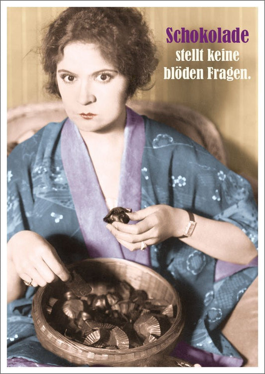 Lustige Postkarte: Schokolade fragt nicht, sie versteht. Perfekt für humorvolle Grüße!