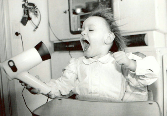 Lustige Postkarte Schwarzweiß Kinderfoto im Vintage - Stil | Nostalgisches Sammlerstück & Deko | Unkonventioneller Spaß für Retro - Liebhaber