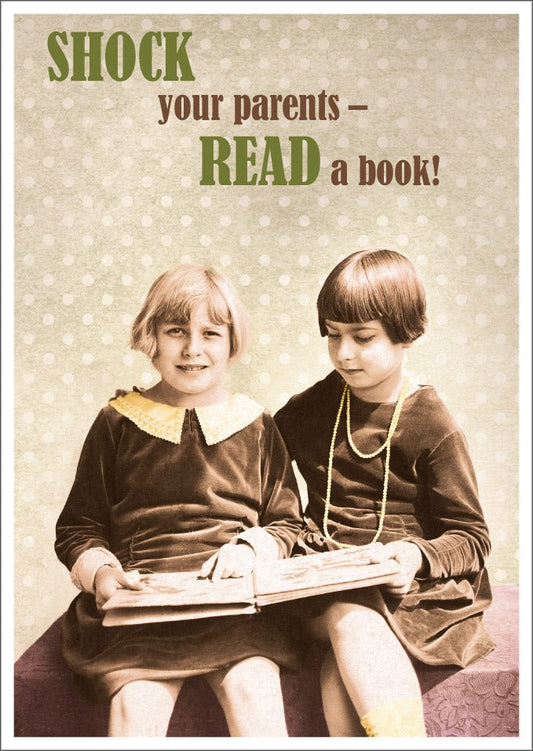 Lustige Postkarte Vintage Mädchen mit Buch Retro Humor Geschenkidee für Leseratten originelle Grußkarte witzig zum Verschenken