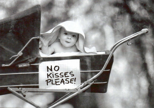 Lustige Postkarte – Vintage Schwarzweiß - Foto mit Baby im Fahrradkorb und "No Kisses Please" Text, Humorvolle Hut - Szene