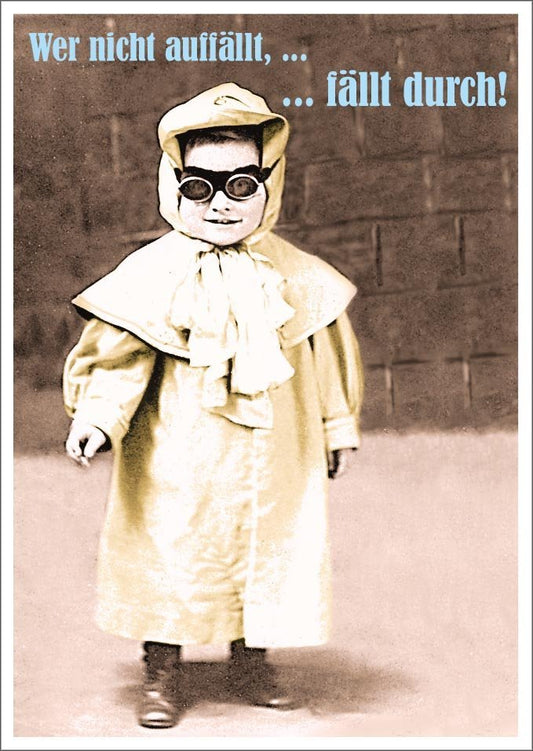 Lustige Postkarte: Wer nicht auffällt, fällt durch! Perfekt für humorvolle Grüße und witzige Botschaften.