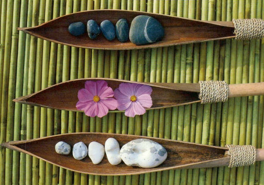 Meditations - Postkarte – Beruhigende Naturmotive, Steine & Blumen im Bambus - Stil für innere Balance und Harmonie, blanko