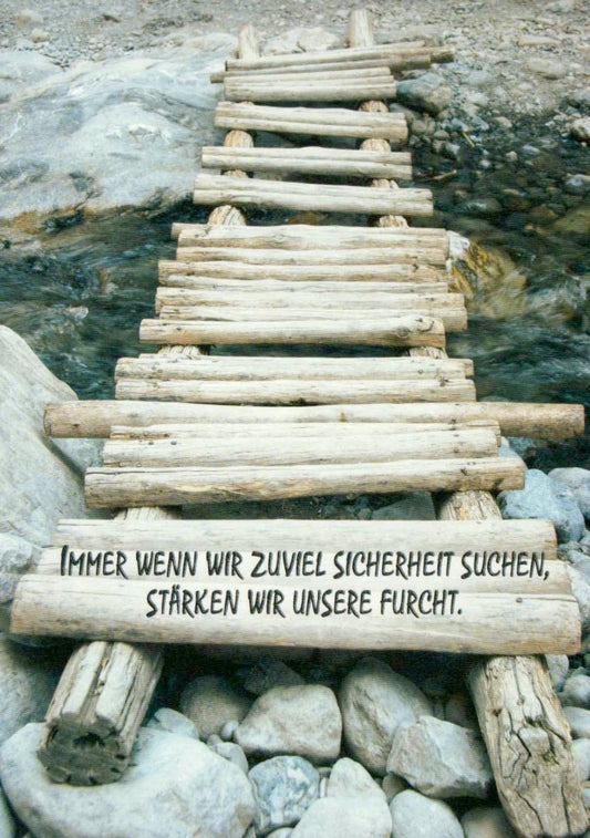 Motivations - Postkarte: Naturzitat über Mut & Balance – Holzbrücke am Fluss, inspirierende Sprüche - Postkarte