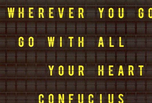 Motivationskarte – Englisches Confucius Zitat, Gelb - Schwarz Design, Leuchtzeichen für Wanddeko & Reiseinspiration