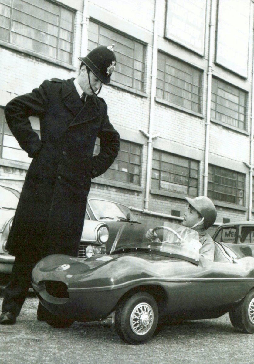 Nostalgische Postkarte: Retro Polizist mit Oldtimer, Humorvolle Verkehrsszene für Sammler & Deko, Schwarz - Weiß Design Geschenk