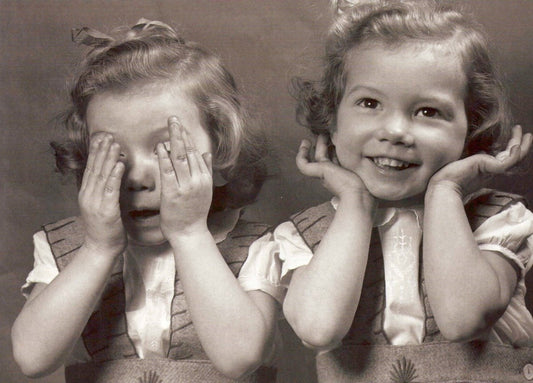 Nostalgische Schwarz - Weiß Postkarte mit Zwillingen - Retro Charme & Freude, Ideal zum Sammeln oder als Deko, Zeitloses Design für Familie und Freunde