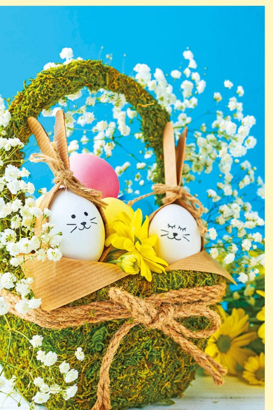 Osterkarte mit Korb & Eiern - Frühlingshafte Grüße mit bunten Eiern und Blumen, Naturmotiv für Ostern