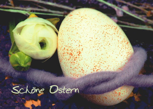 Osterkarte mit Osterei und Ranunkel Blume auf lila Filzband Schöne Ostern Frühlingsgruß Postkarte für liebe Ostergrüße