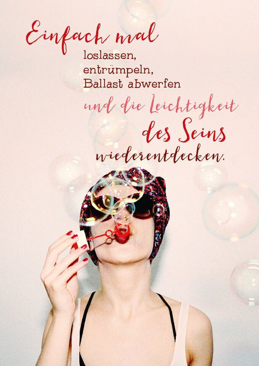 Postkarte Lebensweisheit: Loslassen, Entrümpeln und Ballast abwerfen für neue Leichtigkeit