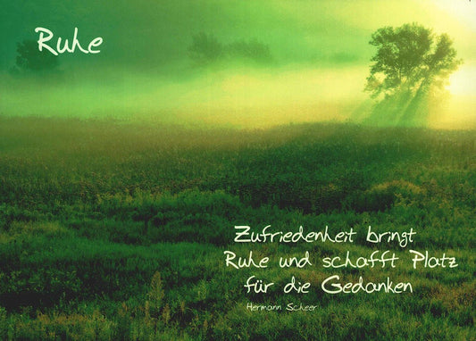 Postkarte Lebensweisheiten Zufriedenheit bringt Ruhe grüne Naturwiese Sonnenaufgang inspirierendes Zitat Hermann Scheer Achtsamkeit
