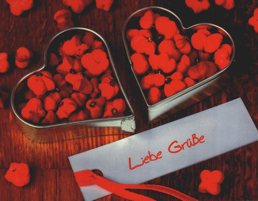 Postkarte Liebe Grüße mit Herzmotiv und roten Blüten als romantische Grußkarte für Verliebte Freundschaft oder besondere Anlässe