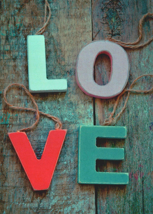 Postkarte Liebe mit LOVE Schriftzug aus Holz auf rustikalem Holzhintergrund romantische Grußkarte für Verliebte und besondere Anlässe