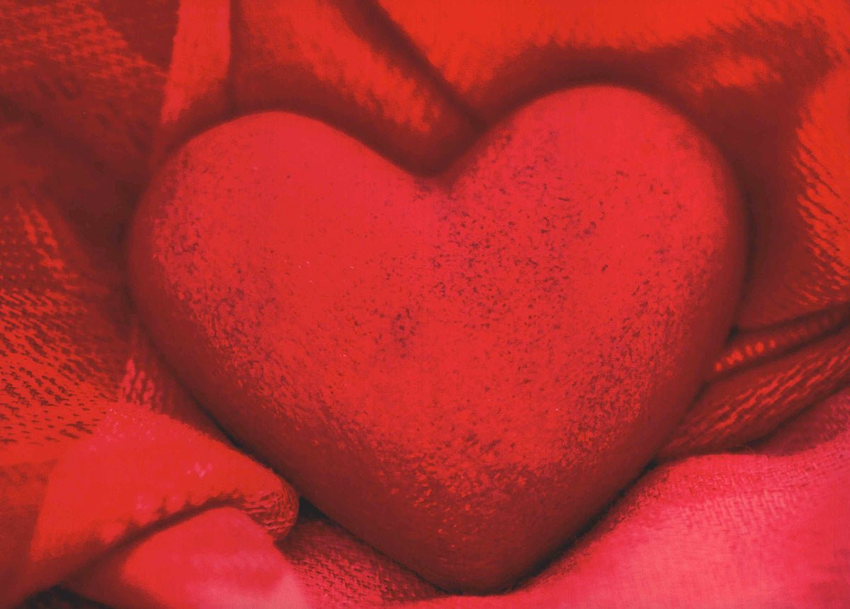 Postkarte Liebe rotes Herz auf rotem Stoff romantische Grußkarte für Verliebte Valentinstag Jahrestag Liebesbotschaft