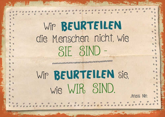 Postkarte mit inspirierendem Spruch: Beurteile nicht, was du nicht verstehst