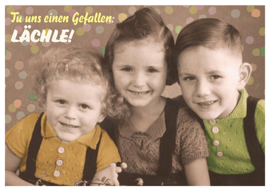 Postkarte mit witzigem Spruch: Tu uns einen Gefallen, lächle! Perfekt für humorvolle Grüße und ein Lächeln im Alltag.