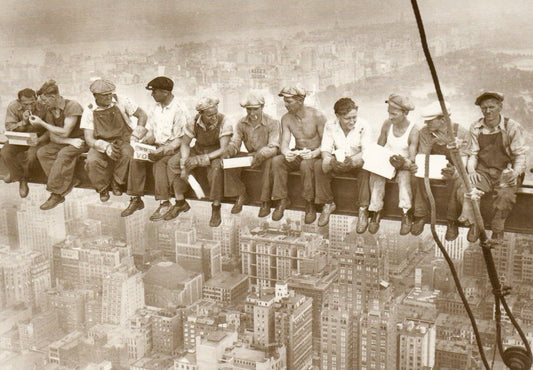 Postkarte Schwarz - Weiß: Vintage New York Skyline - Retro Bauarbeiter auf Hochhaus, Urban Architektur & Nostalgie - Deko für Sammler