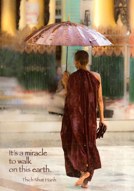 Postkarte – Spiritueller Mönch im Regen mit Weisheitszitat aus Burma, Friedensbotschaft auf Englisch