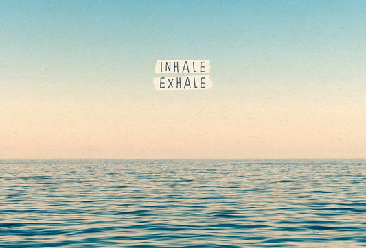 Postkarte Spruch: Einatmen Ausatmen Inhale Exhale Meer, aus nachhaltigem Zuckerrohrpapier