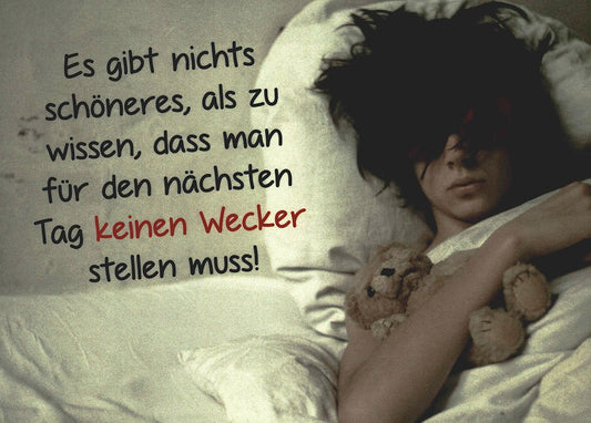 Postkarte Sprüche Entspannung Motiv Kind im Bett mit Kuscheltier kein Wecker Geschenk für Freunde lustige Grußkarte abschalten