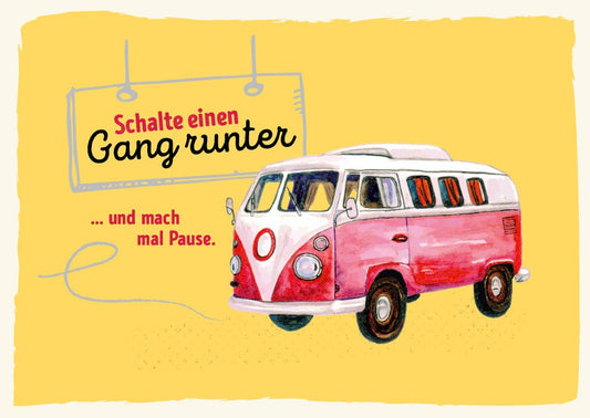 Postkarte - Sprüche: Entspannungsbotschaft im Vintage - Stil mit rotem Bus und gelbem Hintergrund