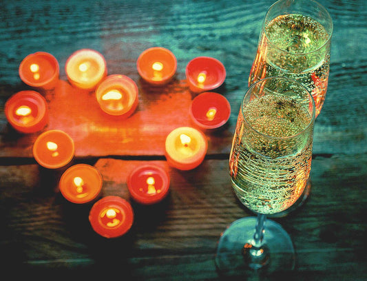 Postkarte zum Jubiläum mit Herz aus Kerzen und Sektgläsern romantische Postkarte Liebe für besondere Anlässe