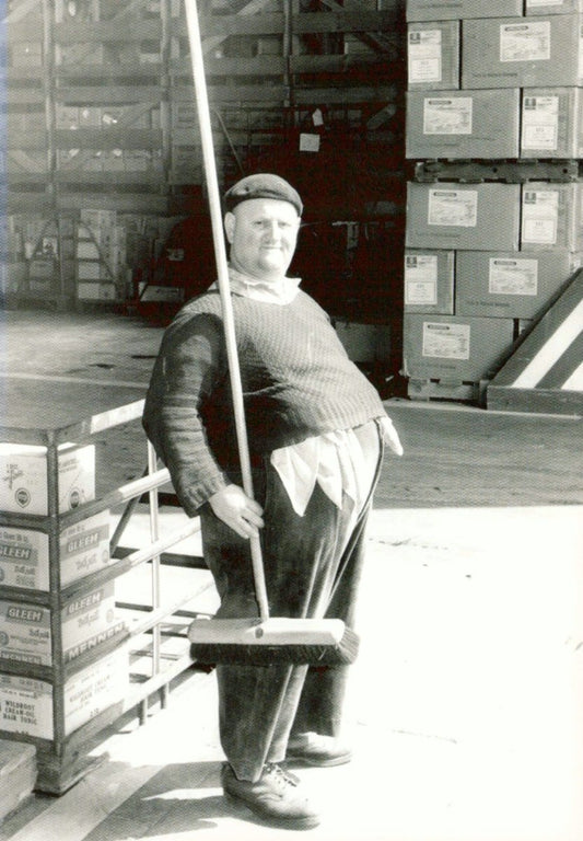 Retro Postkarte - Monochrome Arbeiter in Lagerhalle, Nostalgisches Geschenk für Sammler & Erwachsene, Unisex Design, Postkarten - Schwarz - Weiß