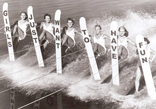 Retro Wasserski Postkarte – Vintage Schwarz - Weiß Grußkarte für Sommerfreunde, Humorvolle Erinnerung an Strandtage & Meer, Ideal als Geschenk
