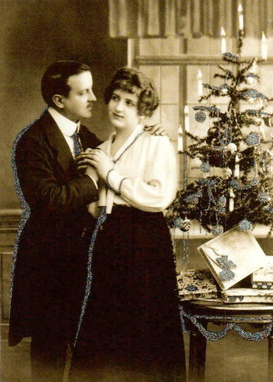 Retropostkarte Weihnachten: Nostalgisches Foto von Mann und Frau mit Weihnachtsbaum