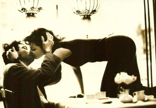 Romantische Postkarte: Vintage Kuss - Szene in Schwarz - Weiß, Kunstfotografie für Paare - Perfektes Valentinstagsgeschenk, Retro - Eleganz