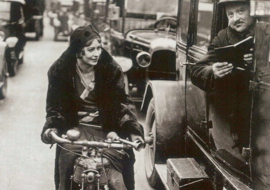 Schwarz - Weiß Postkarte: Elegante Radfahrerin im Vintage - Stil der 20er Jahre - Nostalgische städtische Szene für Sammler & Liebhaber