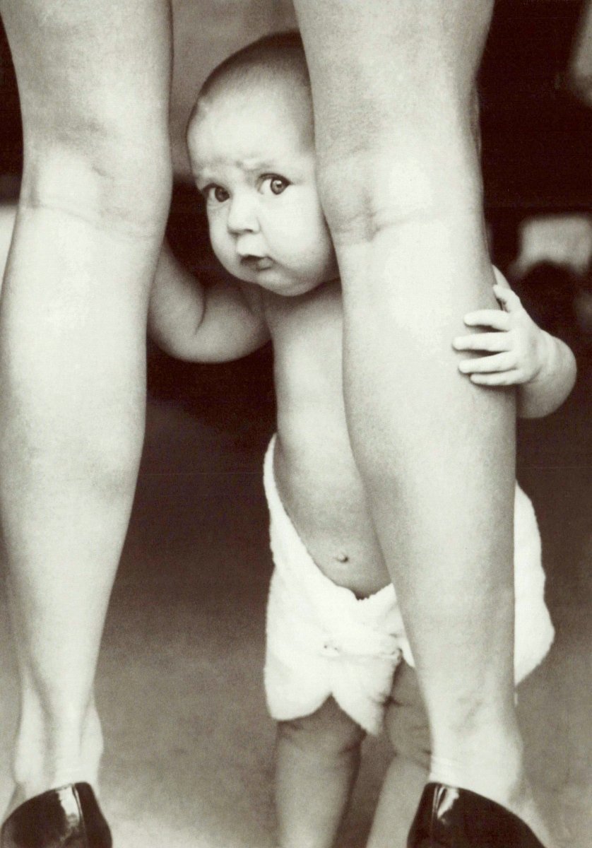 Schwarz - Weiß Postkarte – Humorvolle Kunstfotografie, Baby & Erwachsener, Vintage Retro, Minimalistisches Design, Sammlerstück für Liebhaber