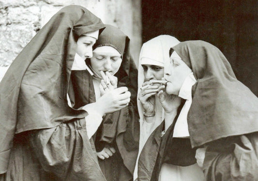 Schwarz - Weiß - Postkarte im Retro - Look: Genussmomente mit Zigarette