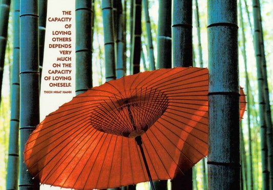 Spirituelle Postkarte: Bambuswald mit rotem Schirm - Ruhe & Harmonie in Grüntönen, Inspirierende Waldlandschaft