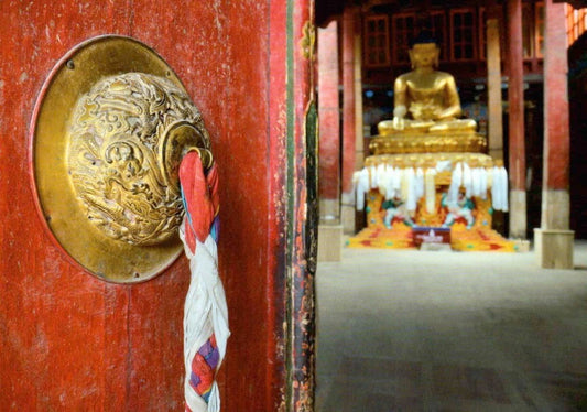Spirituelle Postkarte: Das offene Tempeltor in Tibet – Einblick in eine mystische Welt