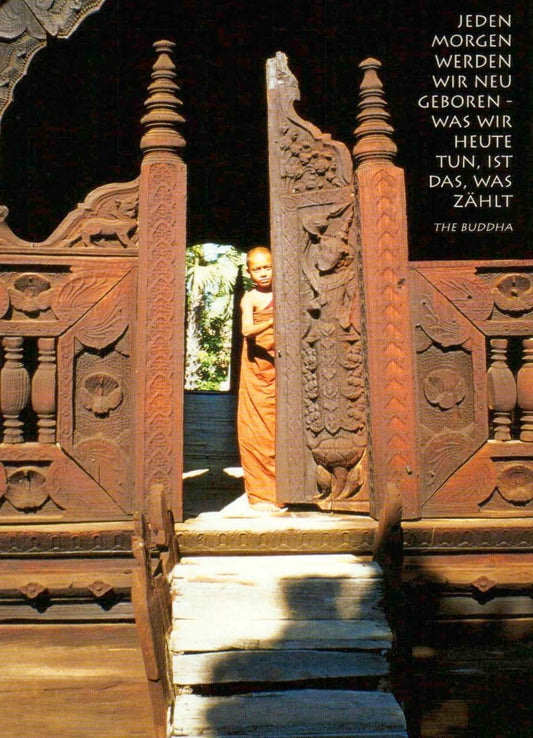 Spirituelle Postkarte: Junger Mönch in Burma – Einzigartige Grüße voller Ruhe und Weisheit