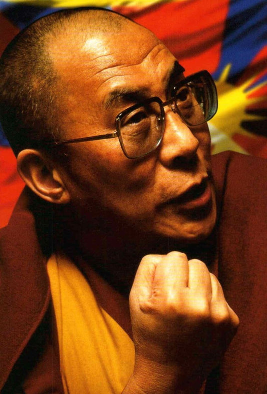 Spirituelle Postkarte mit Dalai Lama Zitat: Bild der Faust für Inspiration und Weisheit