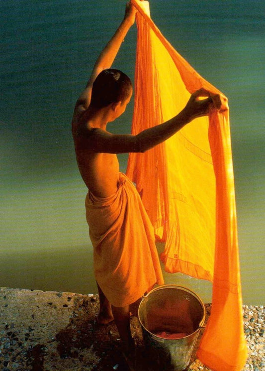 Spirituelle Postkarte: Mönch beim Waschen seiner Robe