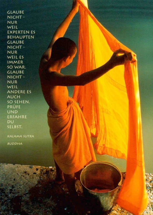 Spirituelle Postkarte: Thai Mönch bei der Reinigung - Ein Moment der inneren Ruhe und Meditation