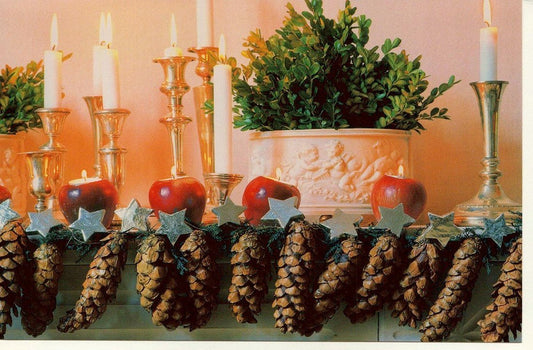 Traditionelle Weihnachtsgrußkarte mit Tannenzapfen, Kerzen und Äpfeln