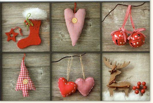 Traditionelle Weihnachtskarte - Festliche Karte mit "Merry Christmas", Herzen & rotem Holzdesign, verziert mit Kugeln, Stiefel, Stern & Rentier.
