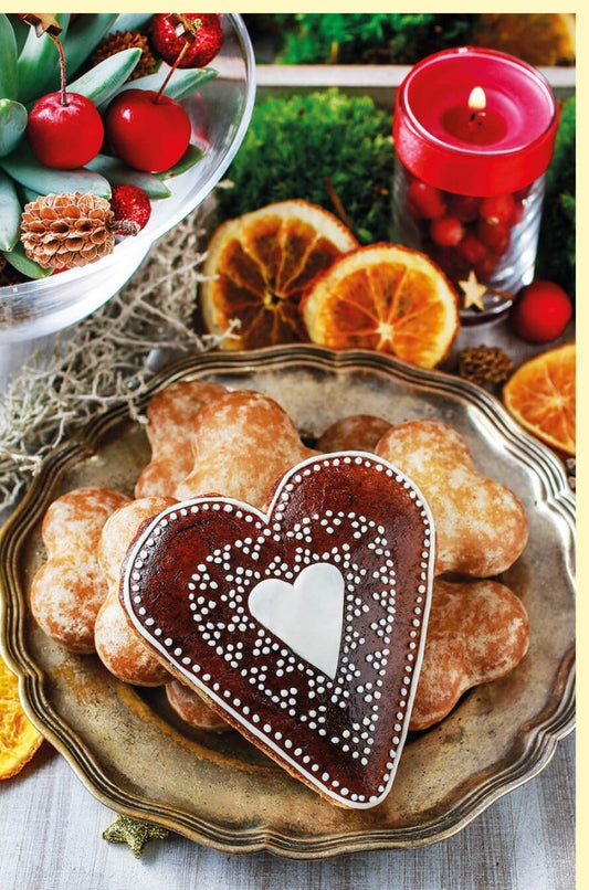 Traditionelle Weihnachtskarte: Festliches Gesteck mit Kerzen, Lebkuchenherz & Orangenscheiben - Besinnliche Grüße