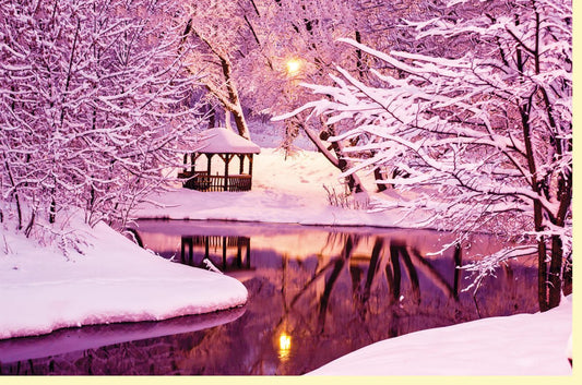 Traditionelle Weihnachtskarte: Idyllische Winterlandschaft mit Pavillon & Teich in Abenddämmerung – Friedvolle Festtagsgrüße voller Naturschönheit