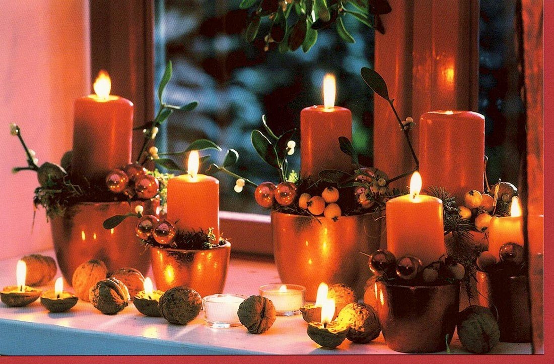 Traditionelle Weihnachtskarte mit Kerzenmotiv auf Fensterbank