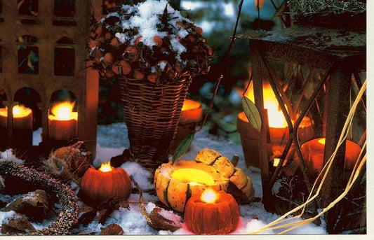 Traditionelle Weihnachtskarte mit Kerzenmotiv im verschneiten Gartenambiente