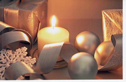 Traditionelle Weihnachtskarte mit Kerzenmotiv und Geschenken, ohne Text