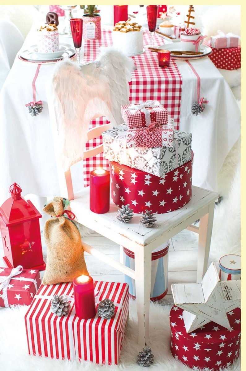 Traditionelle Weihnachtskarte mit rotem Stuhl und Geschenken als festliche Dekoration