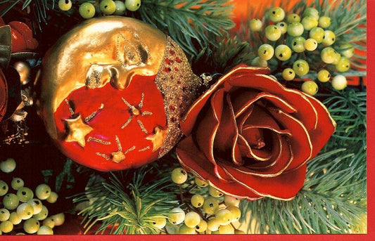 Traditionelle Weihnachtskarte ohne Text mit rotem Kuvert für festliche Grüße