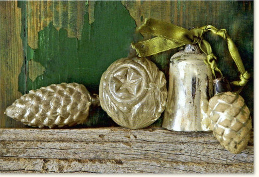 Traditionelle Weihnachtskarte: Tannenzapfen - Motiv & "Merry Christmas" auf grüner Holzoptik mit Vintage Schleife