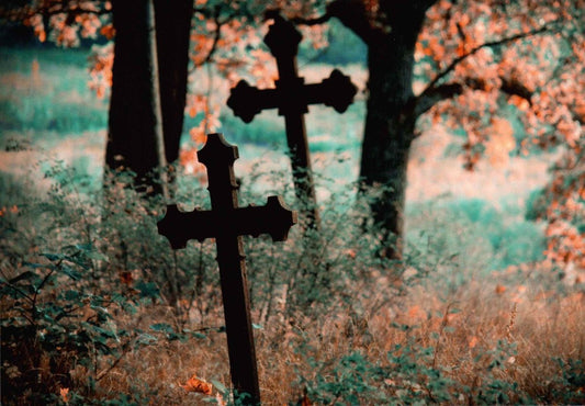 Trauerkarte "Fields of Sorrow" – Friedhofsszene mit Kreuzen, herbstliche Natur, stille Besinnung, Blankopostkarte