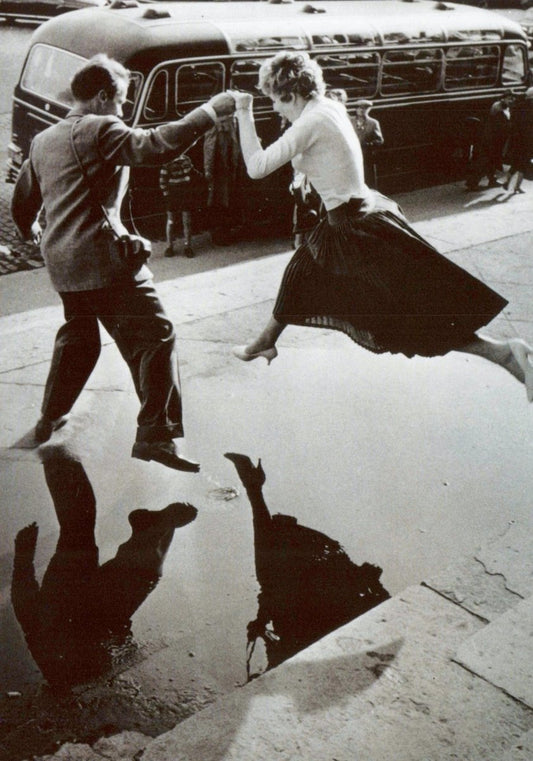 Trauerkarte in Schwarz - Weiß: Helping Hand – Elegante Postkarte für Mitgefühl